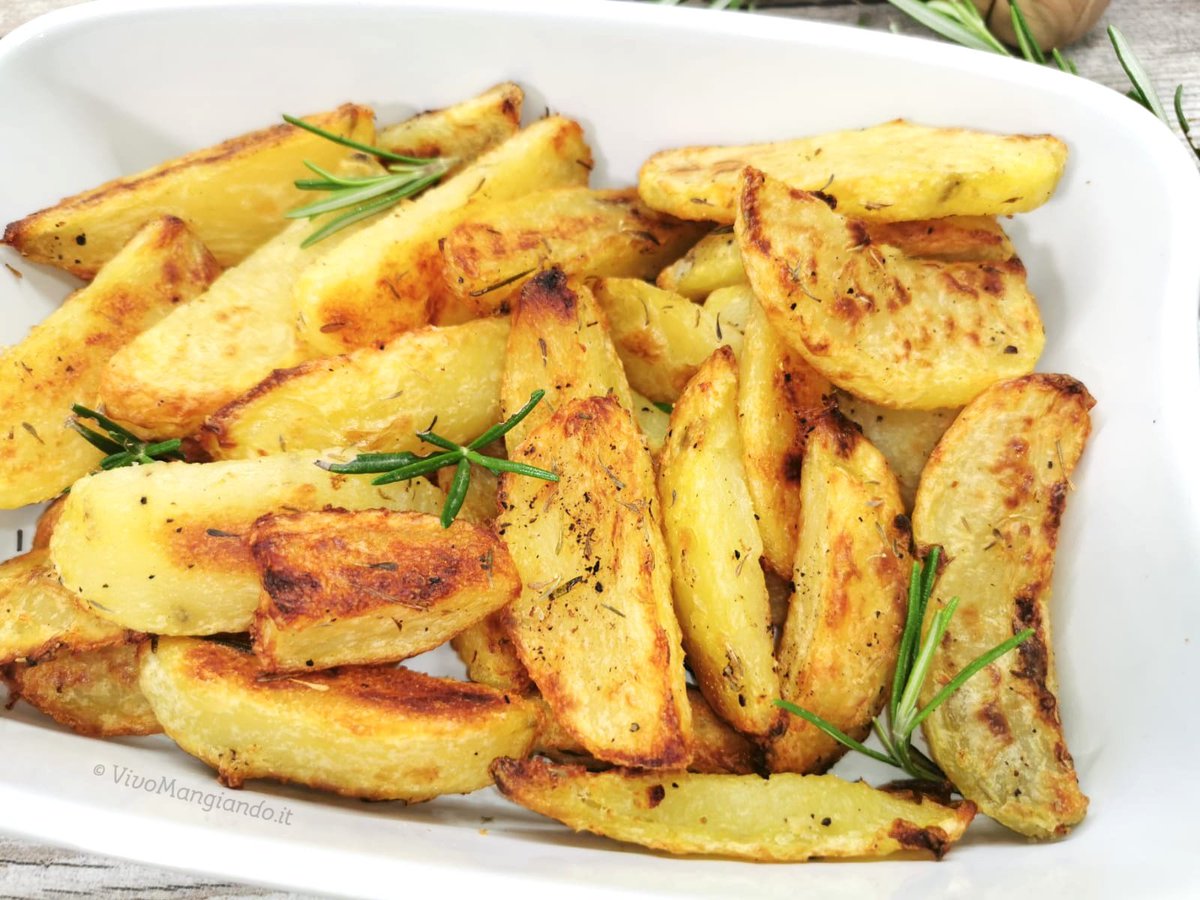 YoStoConTarabas's tweet photo. TUTTI CHE ELOGIANO LE PATATE FRITTE MA SCUSATE VOGLIAMO PARLARE PER UN ATTIMO DELLE PATATE AL FORNO https://t.co/cjlR8B4Ktk