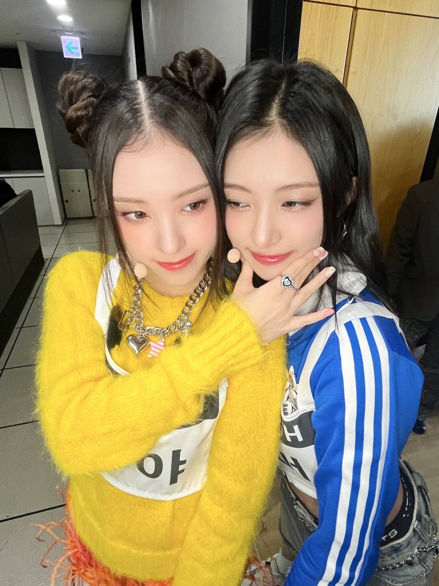 oddyouth_offcl's tweet photo. [#써머 &amp; #마야] 
오디즈들 우리가 보고싶어서 찾아왔찌!!!
오늘 쨈민즈 룩 어땡?? 귀엽지!!!!!!!

#ODDYOUTH #오드유스
#SUMMER #MYAH
#Play_with_us
#BestFriendz #THATsME https://t.co/wHCjVmlQHZ