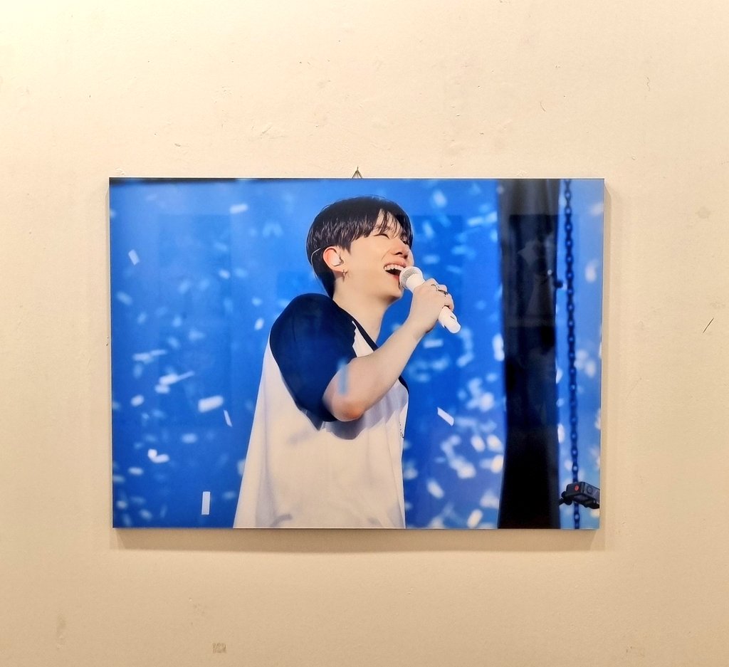 Suyiee2034837's tweet photo. 기현생카🎉

여긴 로우필름🧡 카페앤갤러리(@Dearblue_KH) 인데, 기현이 사진이 전시되어 있어요. 기햔이 예쁜 사진 많은데 몇 개는 제가 유리에 반사돼서... 넘 예쁜 곳🧡🧡🧡
#Hello_my_youth_1122 https://t.co/xCz5JLMh4M