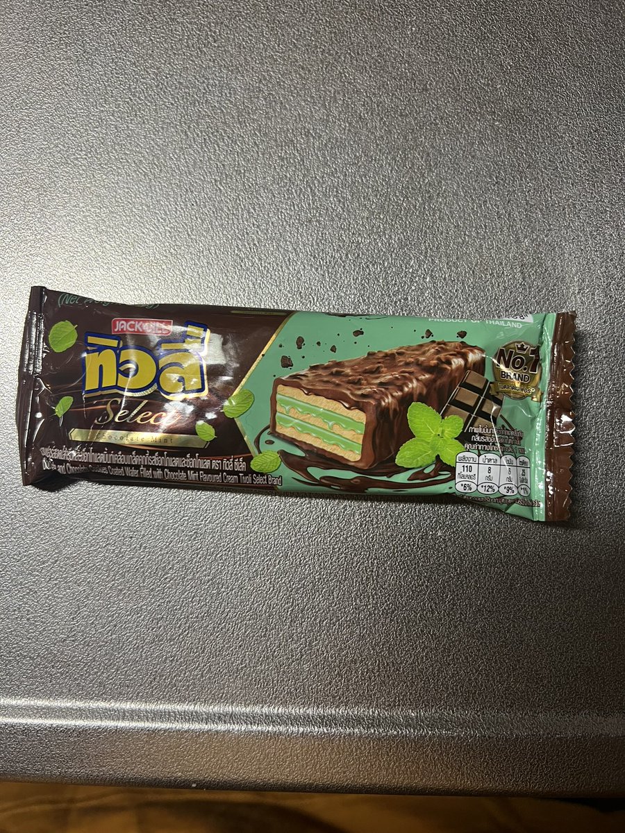 Jackass032141's tweet photo. タイのコンビニ買ってたチョコミント
旨みが強くて、ちょっとトビマシタ

#チョコミント評論家 https://t.co/0f21OpPq7v