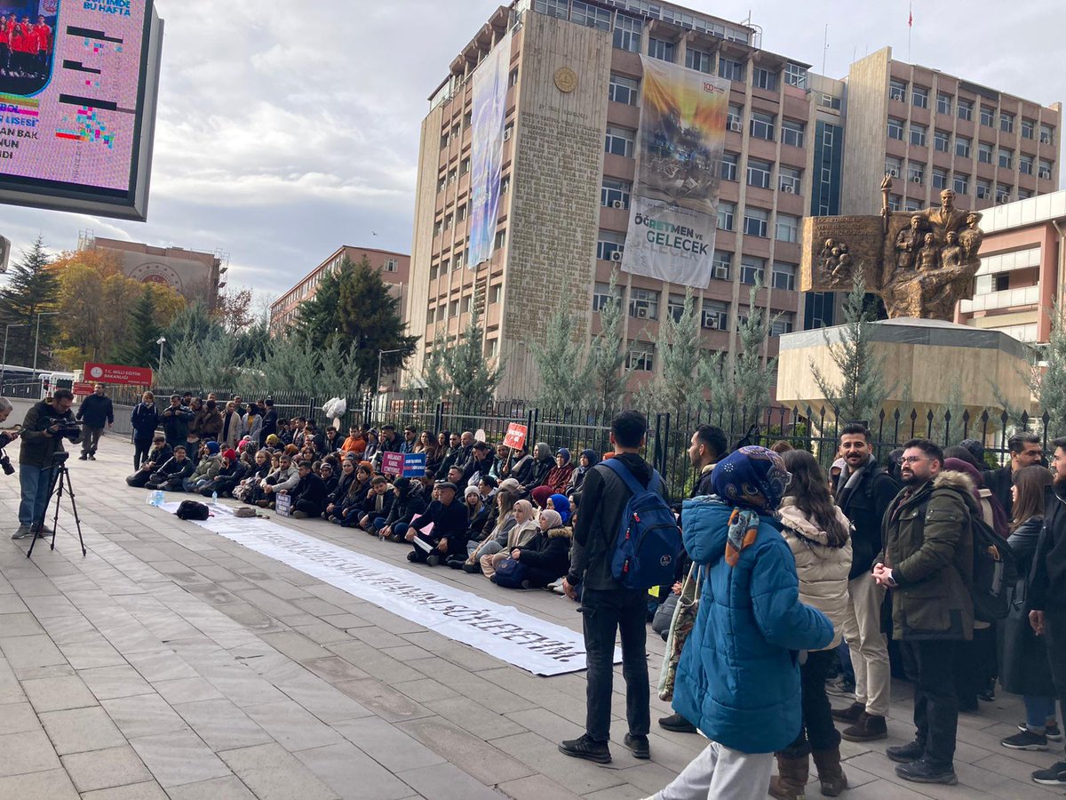 sdaolgun's tweet photo. Mülakat mağduru Öğretmenler hakkı olan atama müjdesini Cumhurbaşkanımız @RTErdogan dan duymak istiyor.
#RTEdenEkYerleştirmeMüjdesi https://t.co/33QlgmPzX7