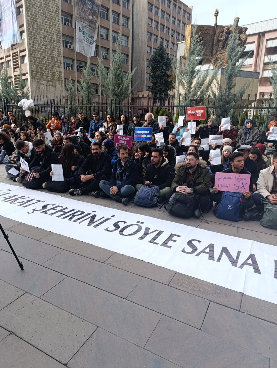 Alan netleri yetersiz diye yapılan mülakatta alanında derece yapanlar elendi düşük alan neti yapanlar atandı lütfen bu haksızlığa bir son verin. #RTEdenEkYerleştirmeMüjdesi