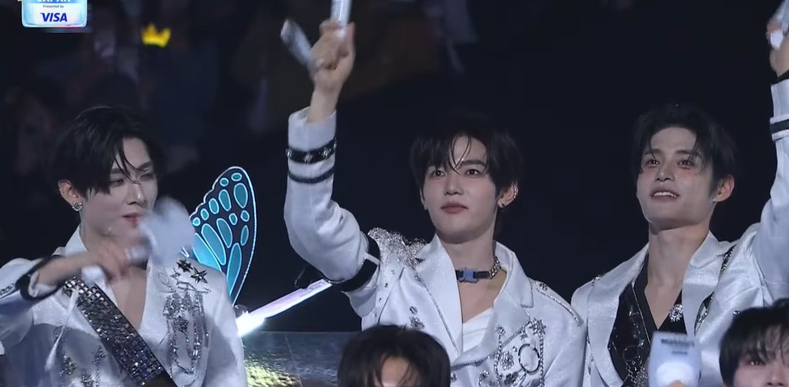 Kpop idols react to BIGBANG's stage at the 2024 MAMA Awards.