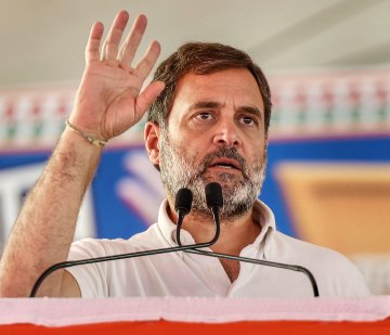 AtulVerma983's tweet photo. The most liked leader Who is you favourite please like and comment....

Like - Rahul Gandhi ❤️

RT - Narendra Modi 🔄 

#ElectionResults #ElectionResults2024 https://t.co/MemS9LZbxw
