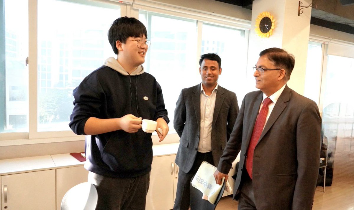 ICCSeoul's tweet photo. Ambassador Amit Kumar held an interactive session with students, including those learning #Hindi at the Department of Indian Studies, Busan University of Foreign Studies (#BUFS), on November 22, 2024.
The students shared their experience, knowledge, and love for India. The engaging interaction was followed by #yoga and #folk dance workshops conducted by Ms. Kavita, Yoga teacher, and Ms. Sonali, Kathak teacher at SVCC.
2024λ
11μ 22μΌ, λΆμ°μΈλ μΈλμ΄κ³Ό, μΈλμ§μν΅μνκ³Ό νμλ€μ΄μ μΈλ λμ¬κ΄μ λ°©λ¬Ένμ¬ μλ° μΏ λ§λ₯΄ λμ¬μ μν΅νλ μκ°μ κ°μ‘μ΅λλ€.
λΆμ°μΈλ νμλ€μ μΈλμ λν κ²½ν, μ§μ, κ·Έλ¦¬κ³ μ μ μ λν μ΄μΌκΈ°λ₯Ό λλμκ³ , μ΄ν μΉ΄λΉν μΈλλ¬Ένμ μκ° μ μλκ³Ό μλ 리 λ‘μ΄ μΈλλ¬Ένμ κΉν μ μλμ΄ μ§ννλ μΈλλ¬Έν μν¬μ΅μ μ κ·Ήμ μΌλ‘ μ°Έμ¬νμμ΅λλ€.
@KumarAmitMEA
@iccr_hq
@IndiainROK
