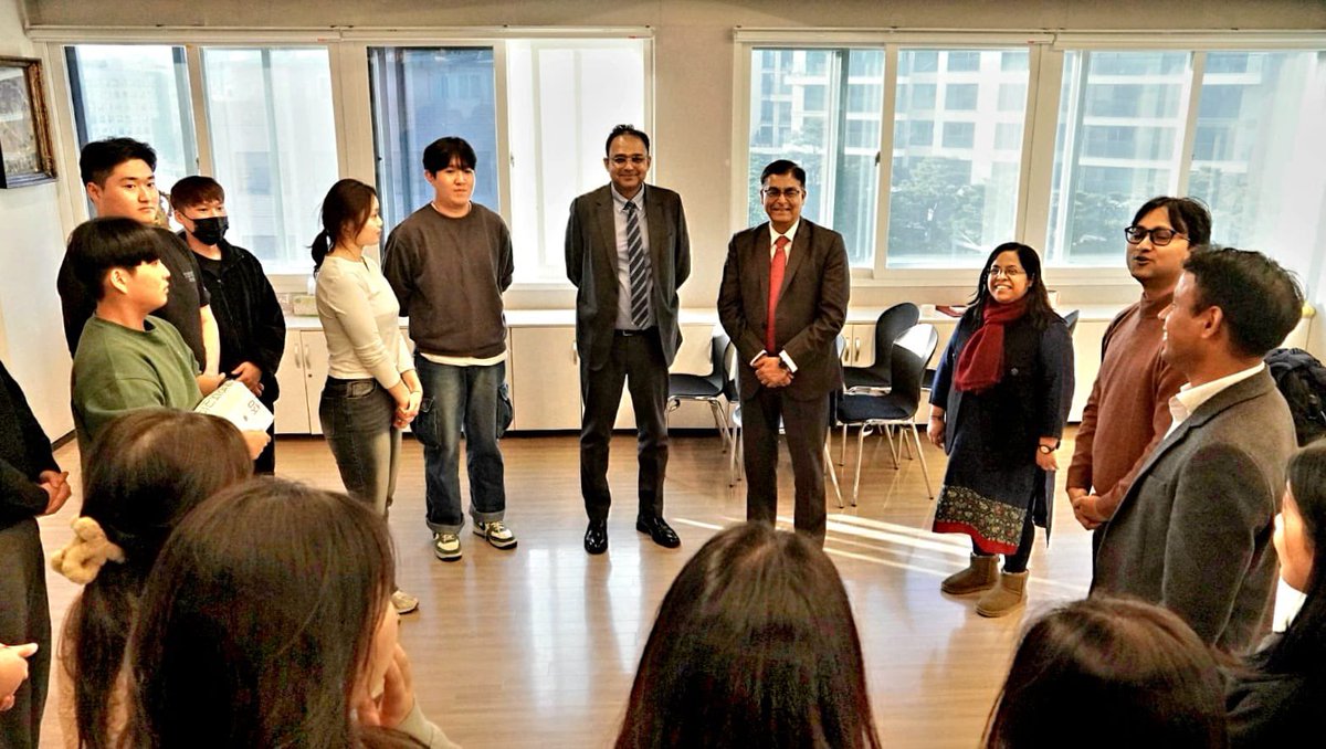 ICCSeoul's tweet photo. Ambassador Amit Kumar held an interactive session with students, including those learning #Hindi at the Department of Indian Studies, Busan University of Foreign Studies (#BUFS), on November 22, 2024.
The students shared their experience, knowledge, and love for India. The engaging interaction was followed by #yoga and #folk dance workshops conducted by Ms. Kavita, Yoga teacher, and Ms. Sonali, Kathak teacher at SVCC.
2024λ
11μ 22μΌ, λΆμ°μΈλ μΈλμ΄κ³Ό, μΈλμ§μν΅μνκ³Ό νμλ€μ΄μ μΈλ λμ¬κ΄μ λ°©λ¬Ένμ¬ μλ° μΏ λ§λ₯΄ λμ¬μ μν΅νλ μκ°μ κ°μ‘μ΅λλ€.
λΆμ°μΈλ νμλ€μ μΈλμ λν κ²½ν, μ§μ, κ·Έλ¦¬κ³ μ μ μ λν μ΄μΌκΈ°λ₯Ό λλμκ³ , μ΄ν μΉ΄λΉν μΈλλ¬Ένμ μκ° μ μλκ³Ό μλ 리 λ‘μ΄ μΈλλ¬Ένμ κΉν μ μλμ΄ μ§ννλ μΈλλ¬Έν μν¬μ΅μ μ κ·Ήμ μΌλ‘ μ°Έμ¬νμμ΅λλ€.
@KumarAmitMEA
@iccr_hq
@IndiainROK