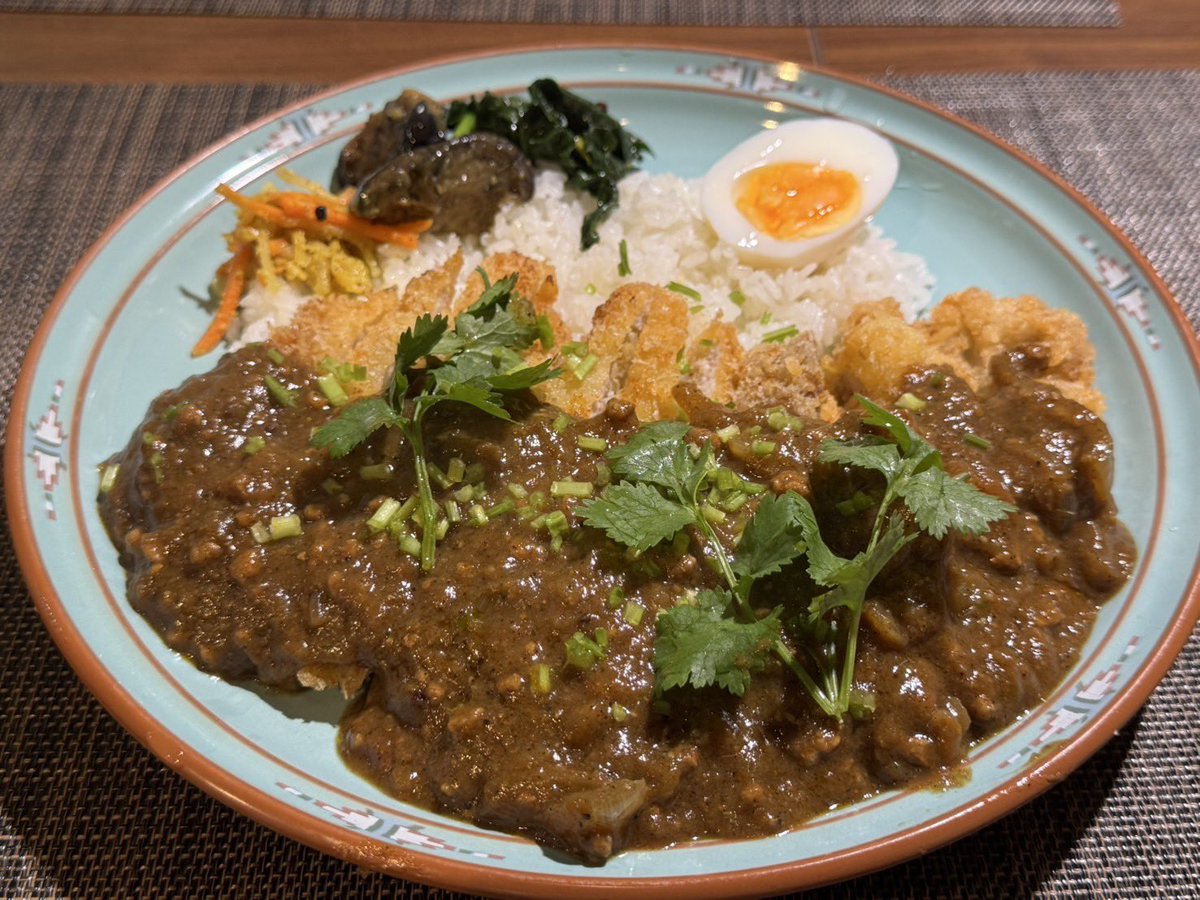 komanosuke0701's tweet photo. @nana777nana4 サブリさんのカツカレー（画像はノンフィクション実物！）です。大久保時代と同じくウマウマでした。😊 とんかつ専門店のカツより美味いです。肉から旨味が出てるし脂身が甘くて美味かった。カレーも妥協なく美味しい。また行きます！ https://t.co/Auof9aXAj7