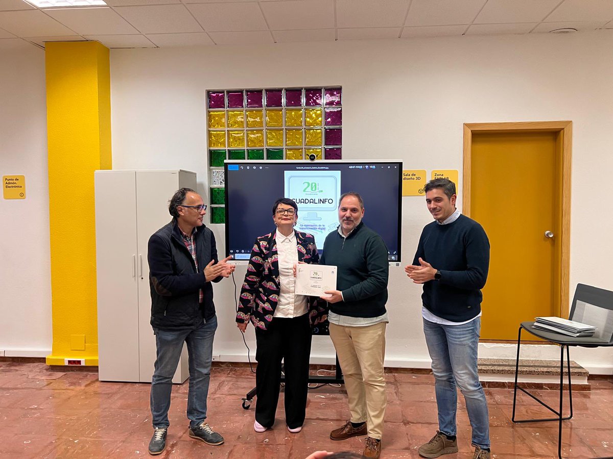 #NuevasTecnologias

Asistimos a la entrega de reconocimientos a los Centros #Guadalinfo en su 20 aniversario. 

Premios a la #trayectoria de estos centros como puntos clave de la 💻#digitalización de las zonas rurales. 

<a href="/LaGuardiaVuela/">Punto Vuela La Guardia de Jaén</a> 

ℹ️ Más info: facebook.com/share/ZwxW1xi8…