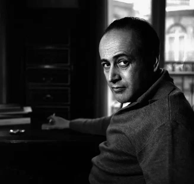 Paul Celan
*23.11.1920 † vermutl. 20.4.1970

Psalm

Niemand knetet uns wieder aus Erde und Lehm,
niemand bespricht unsern Staub.
Niemand.

Gelobt seist du, Niemand.
Dir zulieb wollen
wir blühn.
Dir
entgegen.