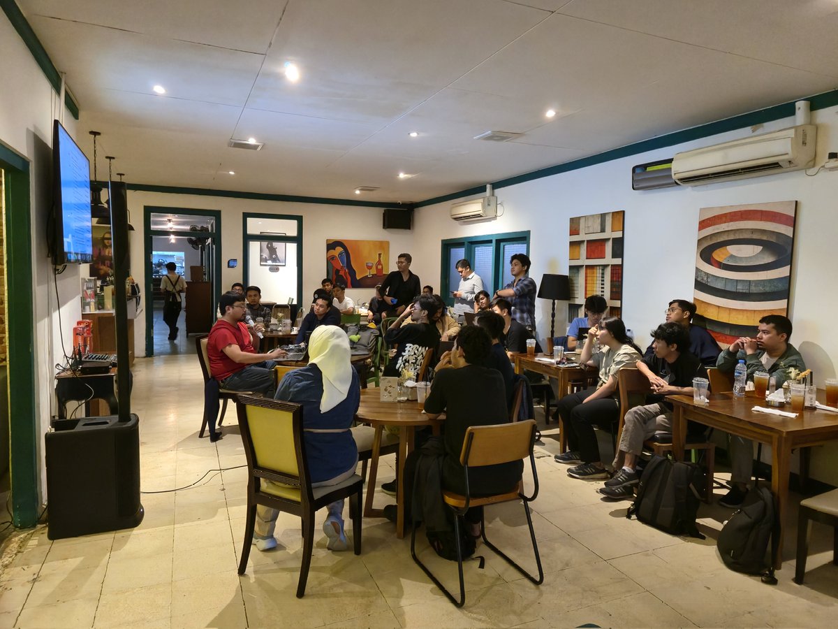 BagasN7's tweet photo. Absen guys yang lagi ikut meetup #Unix55 nya mas @lynxluna
☝️☝️☝️
Mas @imrenagi lagi memaparkan materi waktu saya kuliah embedded system 😂 https://t.co/DcrTd2fnIu