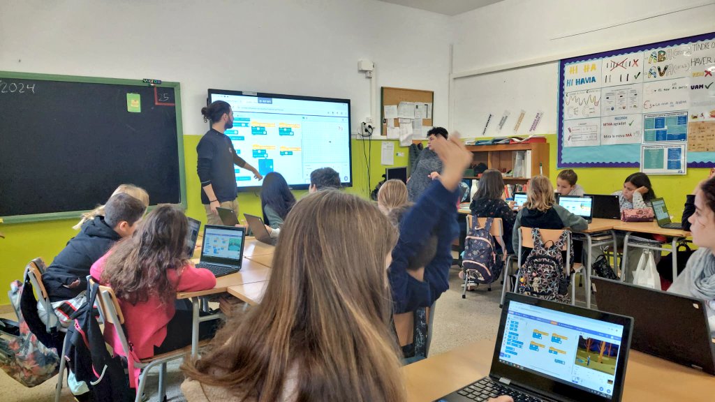 Aquesta setmana, a la classe del Country (5èB), hem fet un taller de <a href="/scratch/">Scratch Team</a>, que ens ha servit per continuar aprenent sobre programació per blocs i pensament computacional.

Moltes gràcies, @cim_upc i <a href="/AjMolinsdeRei/">Ajuntament de Molins de Rei</a> per oferir aquesta activitat!

😺👩🏻‍💻🧩