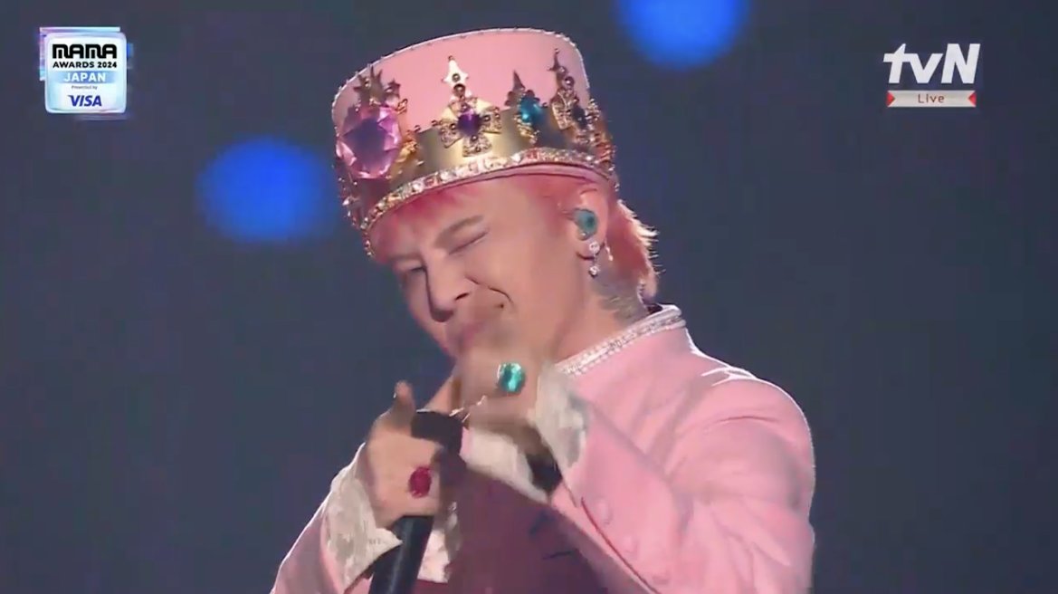 philstarlife's tweet image. ‘G TO THE D OR GOAT, THE LIVIN’ LEGEND’

G-DRAGON took the stage by storm, performing his new song ‘Power’ at the #2024MAMAAwards. 

He was also joined by Bigbang members Taeyang and Daesung. The trio sang ‘Bang, Bang, Bang,’ ‘Fantastic Baby,’ and ‘Home Sweet Home.’(📸Screenshots…