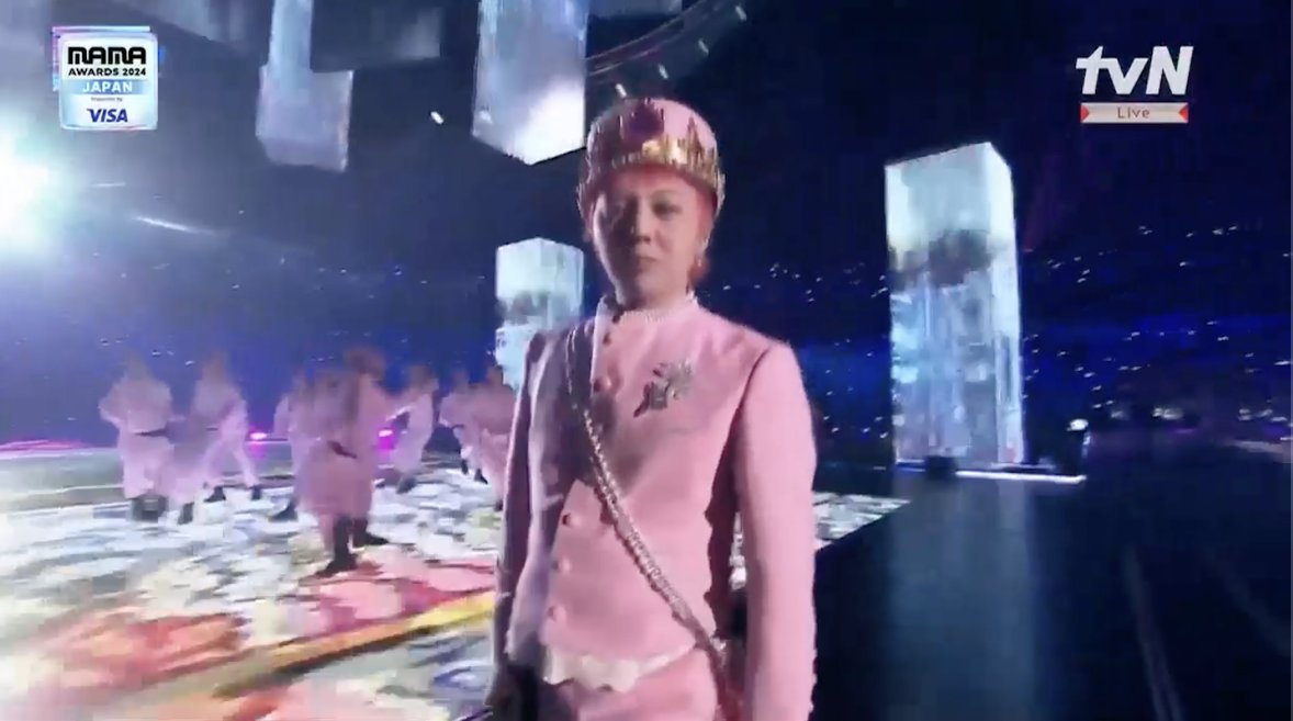 philstarlife's tweet image. ‘G TO THE D OR GOAT, THE LIVIN’ LEGEND’

G-DRAGON took the stage by storm, performing his new song ‘Power’ at the #2024MAMAAwards. 

He was also joined by Bigbang members Taeyang and Daesung. The trio sang ‘Bang, Bang, Bang,’ ‘Fantastic Baby,’ and ‘Home Sweet Home.’(📸Screenshots…