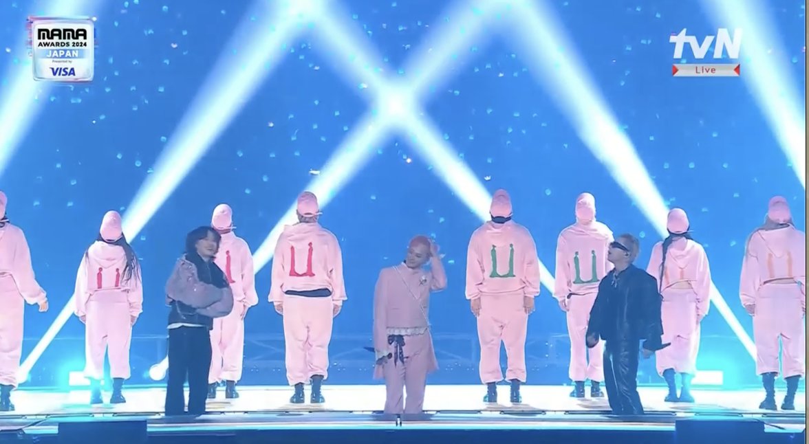 philstarlife's tweet image. ‘G TO THE D OR GOAT, THE LIVIN’ LEGEND’

G-DRAGON took the stage by storm, performing his new song ‘Power’ at the #2024MAMAAwards. 

He was also joined by Bigbang members Taeyang and Daesung. The trio sang ‘Bang, Bang, Bang,’ ‘Fantastic Baby,’ and ‘Home Sweet Home.’(📸Screenshots…