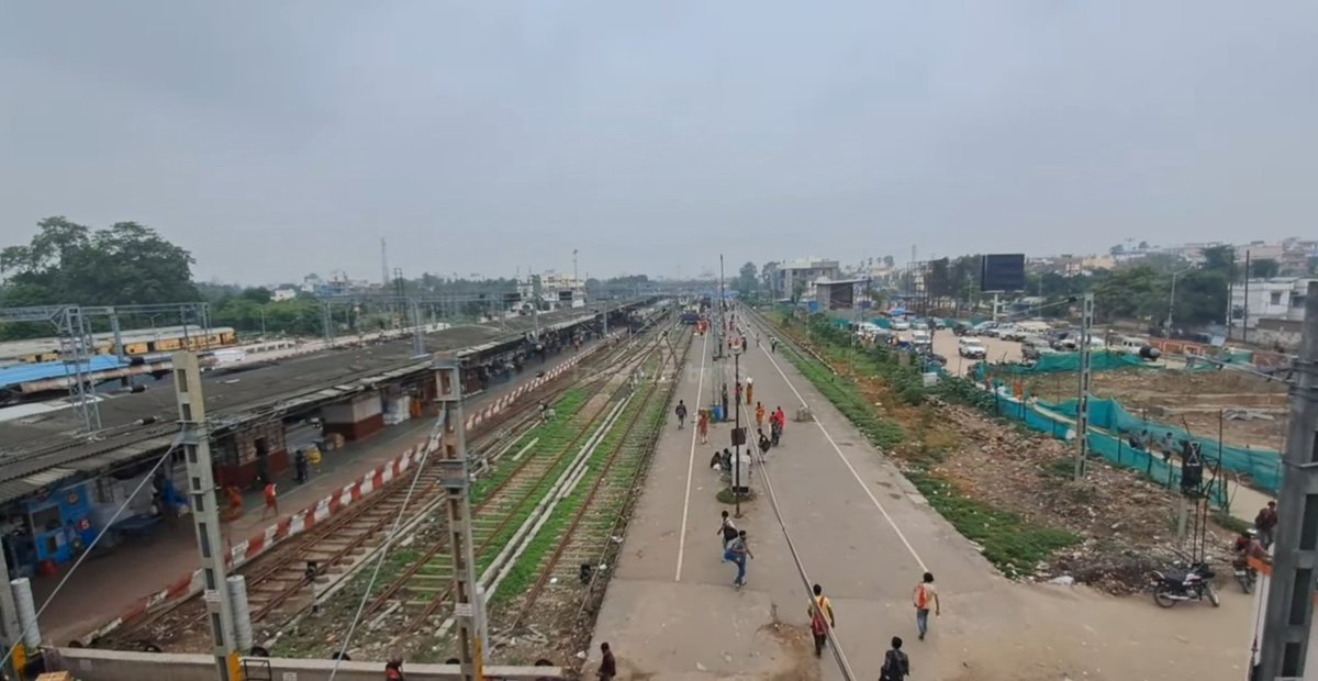 emteeyaz_ali's tweet photo. Muzaffarpur के PF 7 &8 का ब्लॉक 27 Nov तक होने की उम्मीद।
🔺PF 1/6 का पुराना शेड टूटेगा और PF 1/6 पर Block लगाई जायेगी
पैसेंजर ट्रेनें की आवाजाही PF 7/8 से होने की संभावना #muzaffarpur #amritstation #redevelopement https://t.co/KDw5KsSMzX