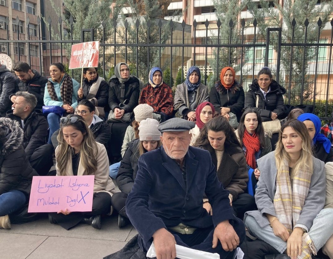 Aileleri ile birlikte ellerinden alınan Atanma hakkını geri alabilmek için Ankara'dalar
Cumhurbaşkanı Sayın <a href="/RTErdogan/">Recep Tayyip Erdoğan</a> 'dan  beklentimiz,   EK ATAMA müjdesi vererek, mağdur edilen genç öğretmenlerimizin yüzünü güldürmesidir.
#RTEdenEkYerleştirmeMüjdesi