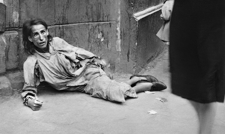 Warschauer Ghetto 1941
Eine Frau verhungert auf der Straße 
Kein Vergessen!
Nie wieder Faschismus! 
#Start_ins_Wochenende
#Guten_Morgen_ihr_Lieben