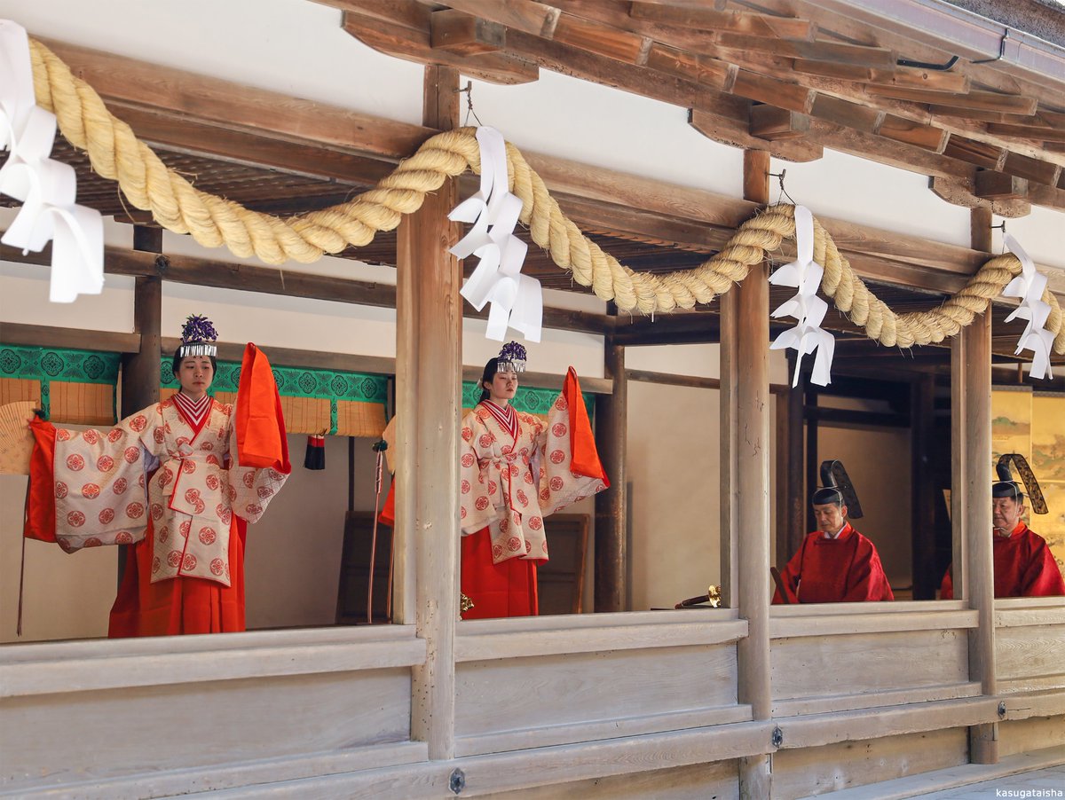 KASUGASHRINE's tweet photo. 11月23日 午前10時 #新嘗祭 が斎行されました。その年の五穀豊穣を感謝するお祭りです。
���日大神様の御神前に新穀や野菜を献じ作物の稔りに感謝し、国家安泰、国民の繁栄を祈念いたしました。
#春日大社 #春日若宮 #奈良 #神社 https://t.co/YxvI5gY2Ht