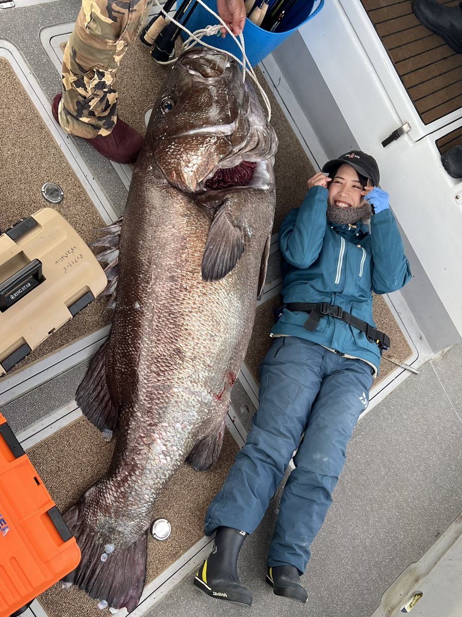 sayurisandesuyo's tweet photo. 私よりはるかに大きいイシナギをお客さんが釣りました！81kg！ナイスファイト🔥 https://t.co/gqgOFe9rTn