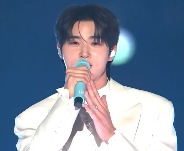 rjspinkmic's tweet photo. the ring on the ring finger 🥹🥹 that's our married ryu sunjae happily living together with sol and finally singing the song he dedicated to her for the world to see 🥹🥹 no love story compares https://t.co/l7RT0gDctM