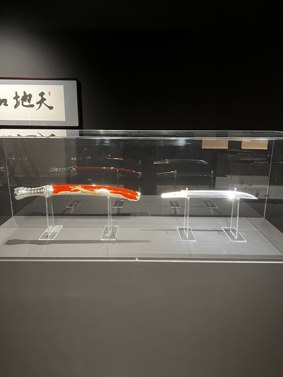 studio_shikumi's tweet photo. 12月10日(火)まで銀座 蔦屋書店 FOAM CONTEMPORARYにて
「『天地以順動』 河内國平・ヤノべケンジ　名匠たちの至高の共創」が開催中です。
お近くにお越しの際はぜひお立ち寄りください。よろしくお願いいたします。

#刀剣 #日本刀 #sword #刀鍛冶 https://t.co/WabbIu4DJK