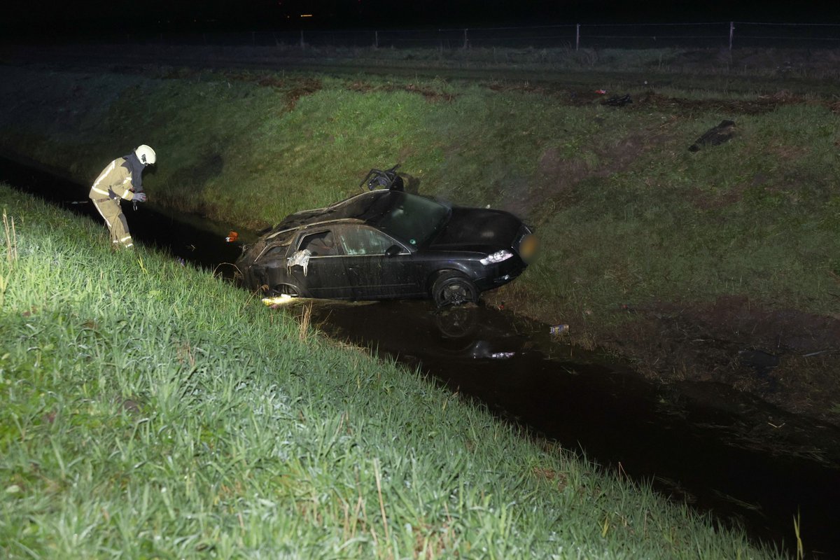 Auto raakt van de N33, gewonde bestuurder uit Leeuwarden