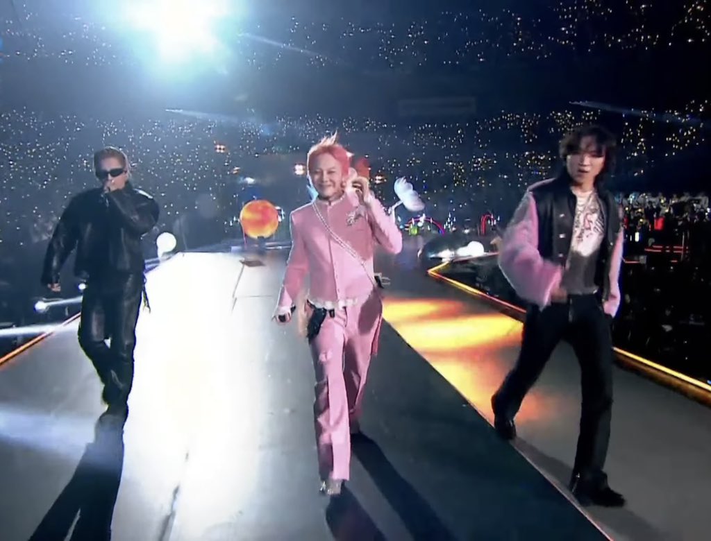 ตอนบิ๊กแบงแสดงด้วยกัน จียงมีความสุขมากเลย ยิ้มแก้มฉีกตลอด 😭😭😭😭😭😭😭😭