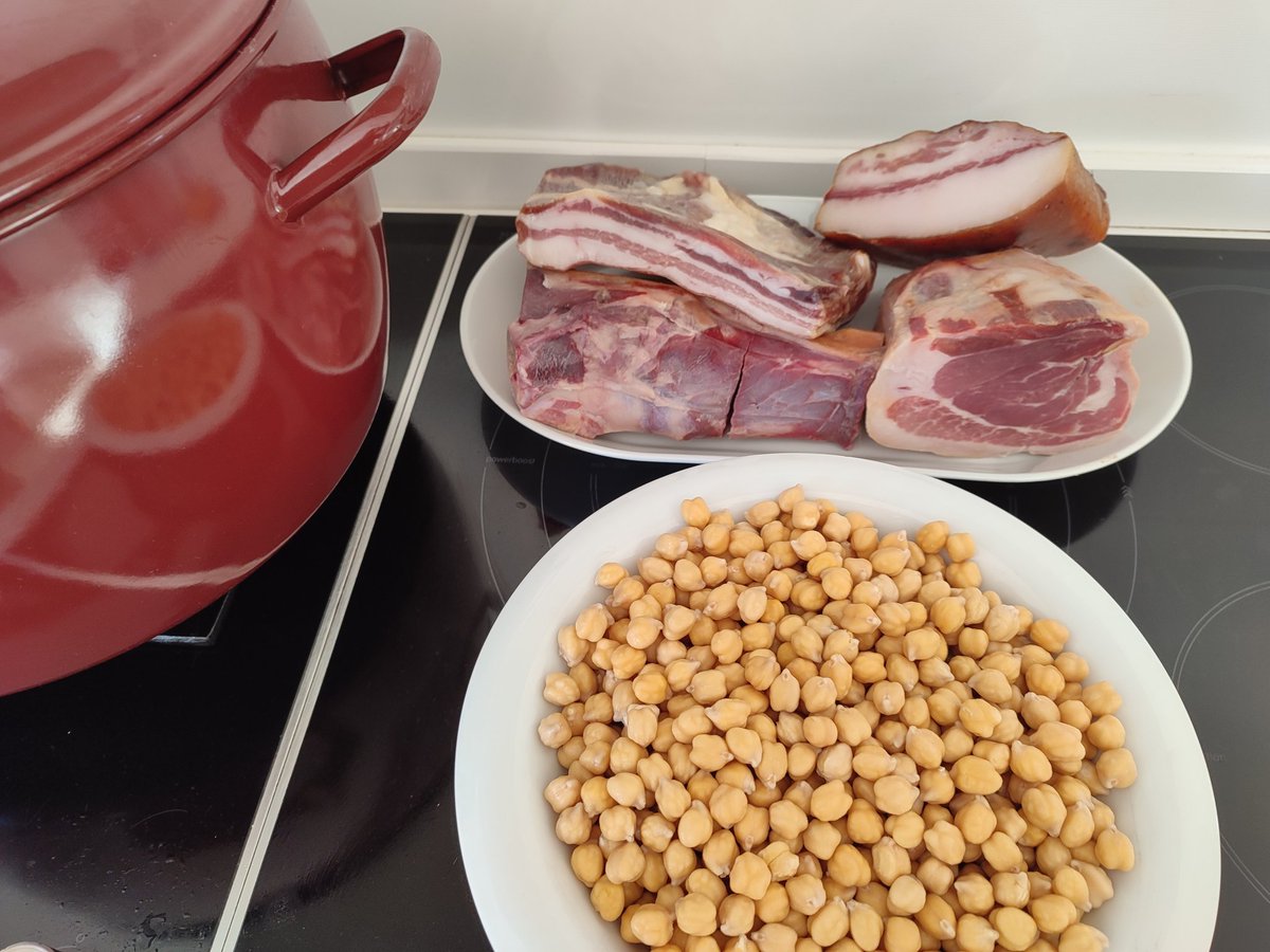 CasaTomillo's tweet photo. 🥄🍲Es tiempo de cuchara y en #CasaTomillo tenemos todo lo que necesitas para un buen puchero...como el que vamos a preparar hoy 😋😋.

#cocido #productosmanchegos 
#mercadocentralvalencia #villaresdelsaz #legumbres #garbanzos #puchero https://t.co/IJrNJ2rr3V
