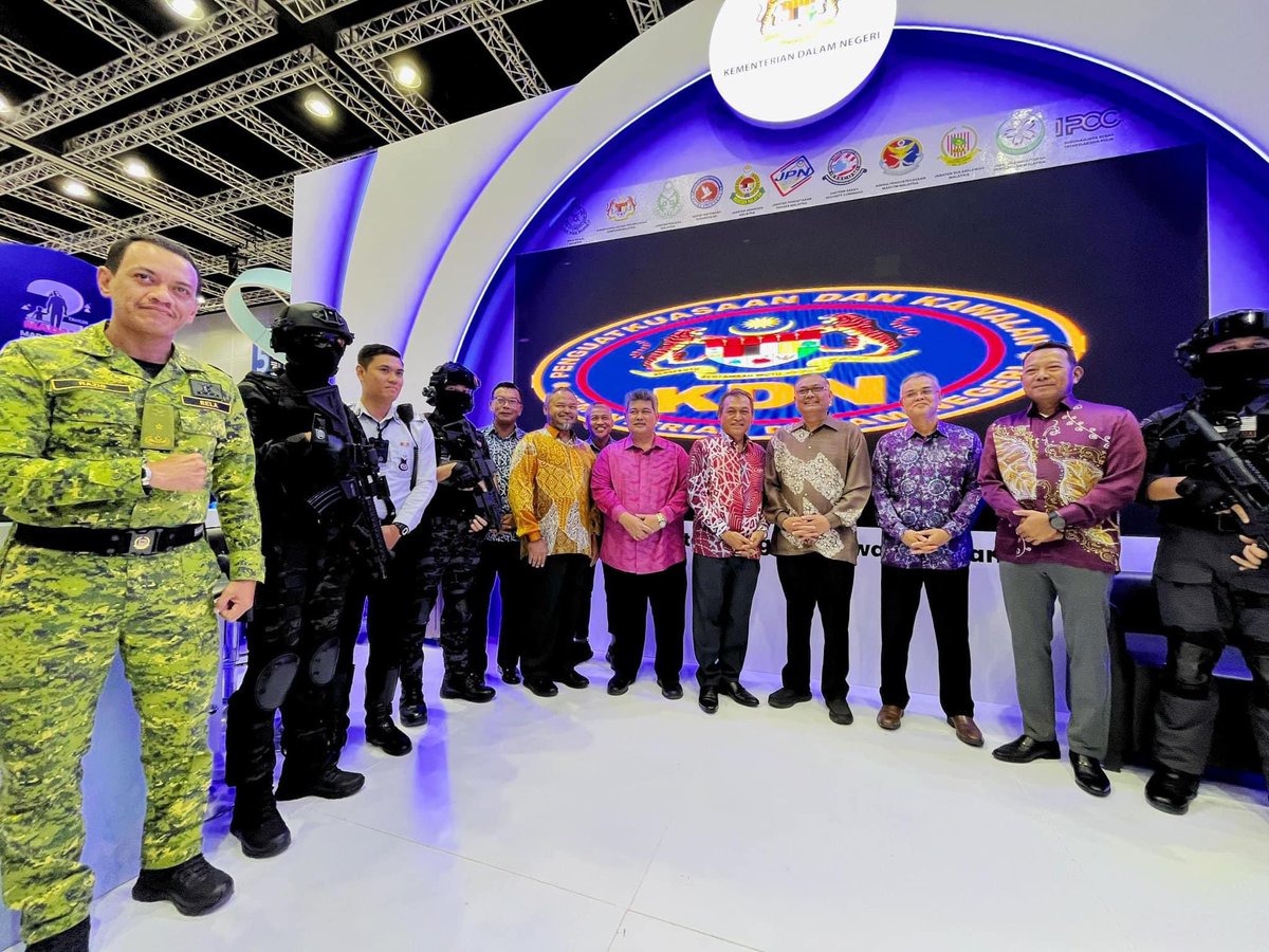 relamalaysia's tweet photo. Sekitar hari kedua di reruai Kementerian Dalam Negeri (KDN) sempena Program 2 Tahun Kerajaan MADANI (2TM) dan Konvensyen Nasional Reformasi Perkhidmatan Awam Tahun 2024.

"𝐌𝐀𝐃𝐀𝐍𝐈 𝐝𝐢 𝐡𝐚𝐭𝐢, 𝐫𝐚𝐤𝐲𝐚𝐭 𝐝𝐢𝐬𝐚𝐧𝐭𝐮𝐧𝐢"
. https://t.co/5i0lyJkDw4