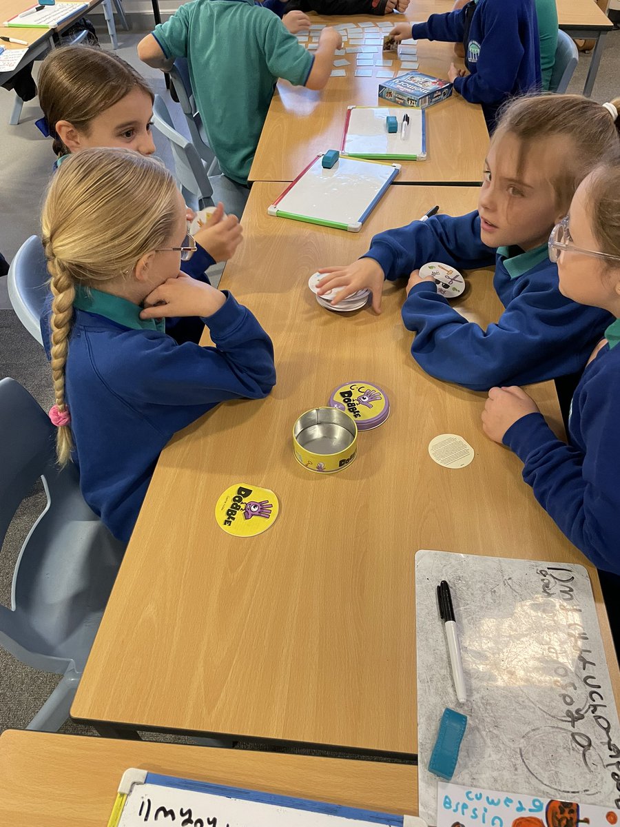 🎲Blwyddyn 4 yn mwynhau chwarae gemau bwrdd fel eu gwobr. 🎯
🎲Year 4 enjoying board games as their prize this week.🎯