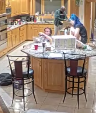 Yoink86's tweet image. Binx is trying to talk Jobe into streaming. Hell yeah. I think he mumbled something like "maybe".

"Just keep saying yes to stuff. Well, maybe not anything Jeff might ask you..." lmao Binx W #fishtanklive #jobe #binx