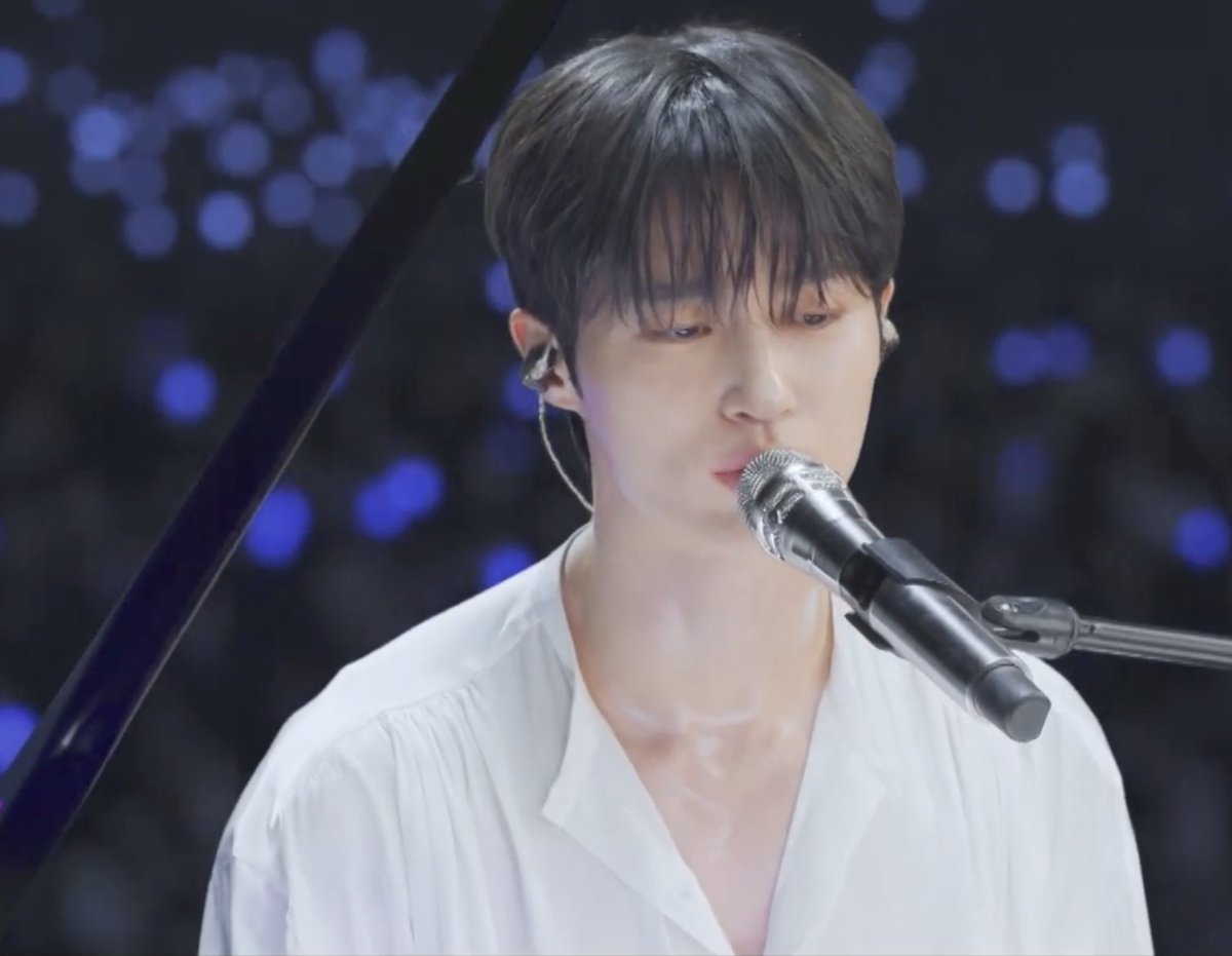 kdramasverse's tweet photo. This really happened &amp; it'll go down in history of not just MAMA but the entire industry. An Actor &amp; Model had one of the most special &amp; iconic performances among idols &amp; artists. 

#LovelyRunner #변우석 #ByeonWooSeok  #MAMAAWARDS2024 https://t.co/gzL9PkZtfd