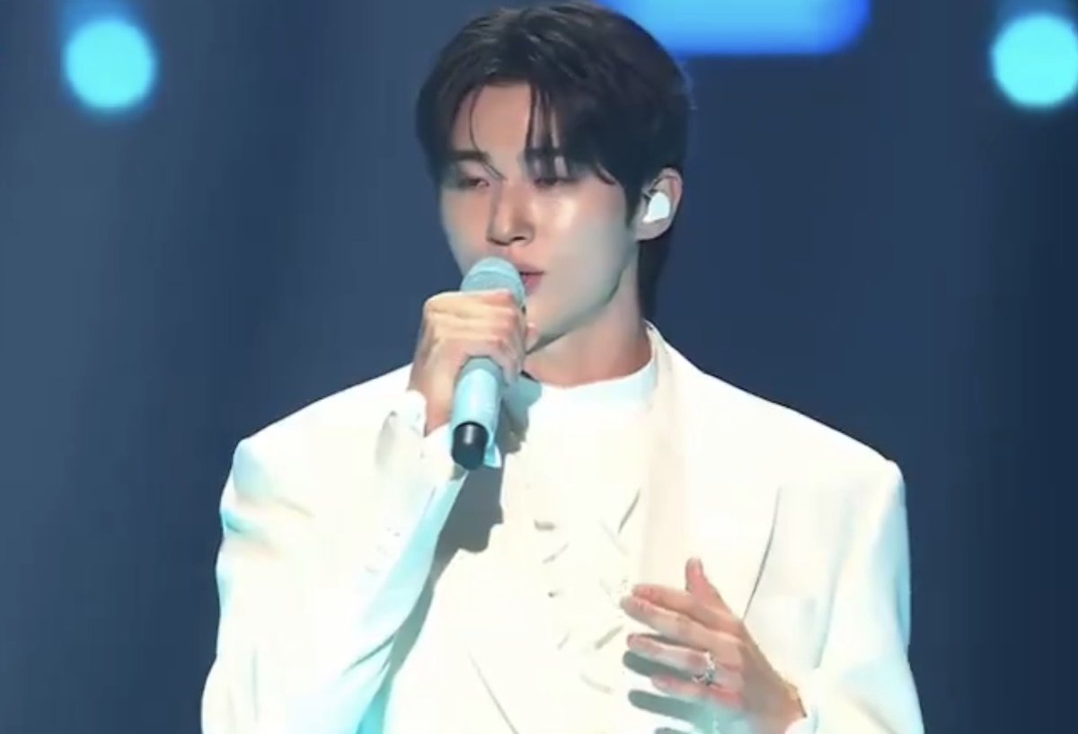 kdramasverse's tweet photo. This really happened &amp; it'll go down in history of not just MAMA but the entire industry. An Actor &amp; Model had one of the most special &amp; iconic performances among idols &amp; artists. 

#LovelyRunner #변우석 #ByeonWooSeok  #MAMAAWARDS2024 https://t.co/gzL9PkZtfd