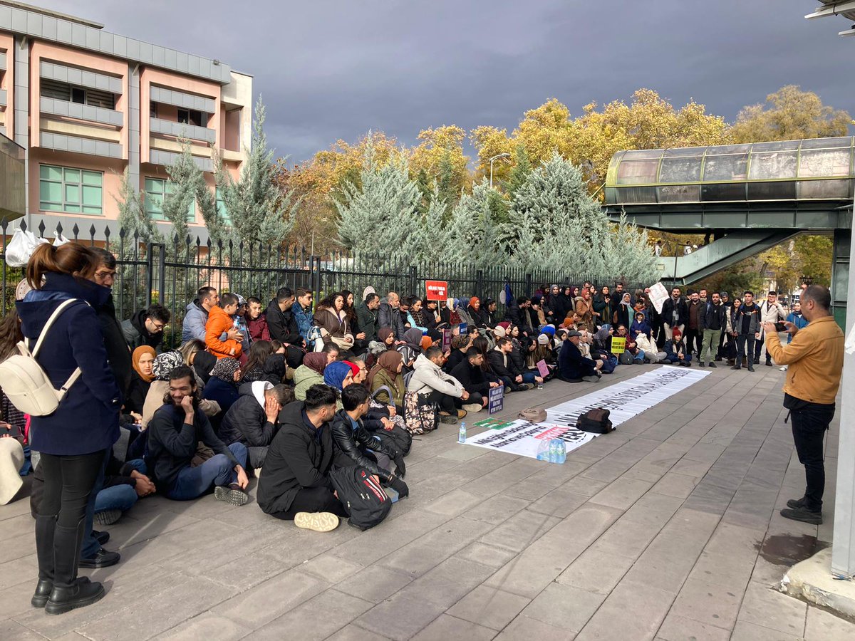 Suat_Ozcagdas's tweet photo. Ülkemizin gencecik öğretmenleri, iktidarın mülakat ısrarı yüzünden mağdur oldu. 

Aylarca söyledik dinlemediler, şimdi öğretmenlerimiz çocuklarıyla buluşmak için Milli Eğitim Bakanlığı önünde oturuyorlar.

İstedikleri şey ise iller arası yaşanan subjektif puanlamaların iptal edilmesi ya da ek yerleştirme ile mağduriyetlerinin giderilmesi.

Öğretmenlerimizin sesini duyuyoruz, mağduriyetlerini görüyoruz. 

Onlar hak ettikleri şekilde atanana kadar Milli Eğitim Bakanlığı önünde oturmaya devam edecekler. Cumhuriyet Halk Partisi olarak bizler de onların bu mücadelelerinde yanlarında olmaya devam edeceğiz.

#mülakat #ekatama #mebönü