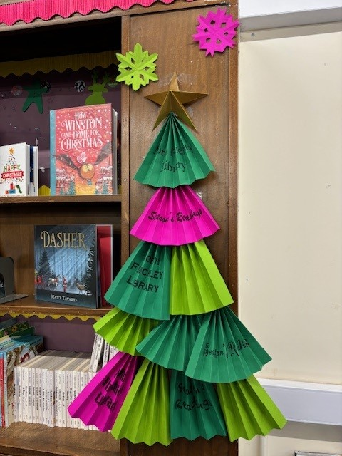 BarnetLibraries's tweet photo. Time to start getting festive in your family? Stories are a great way to keep the magic going. Visit soon to choose your #ChristmasLibraryBookHaul for the kids. You may find a beautiful display to pick from, like this one at #NorthFinchleyLibrary.
https://t.co/lraRQ07sbJ https://t.co/NJ0sKicocl