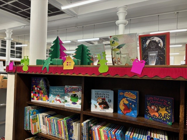 BarnetLibraries's tweet photo. Time to start getting festive in your family? Stories are a great way to keep the magic going. Visit soon to choose your #ChristmasLibraryBookHaul for the kids. You may find a beautiful display to pick from, like this one at #NorthFinchleyLibrary.
https://t.co/lraRQ07sbJ https://t.co/NJ0sKicocl