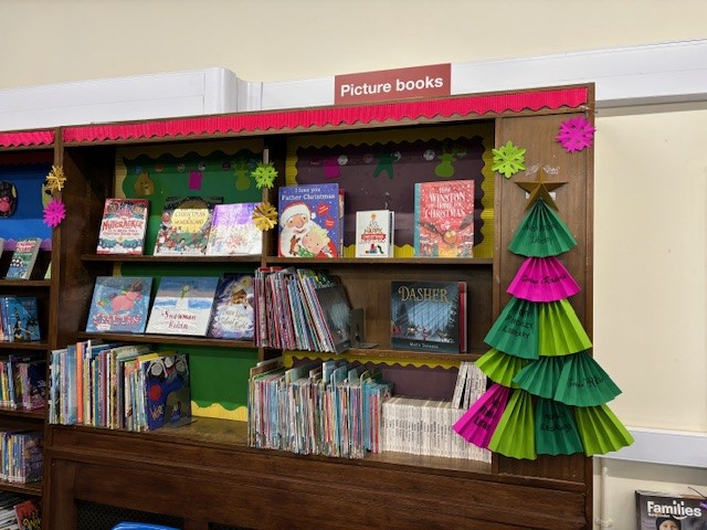 BarnetLibraries's tweet photo. Time to start getting festive in your family? Stories are a great way to keep the magic going. Visit soon to choose your #ChristmasLibraryBookHaul for the kids. You may find a beautiful display to pick from, like this one at #NorthFinchleyLibrary.
https://t.co/lraRQ07sbJ https://t.co/NJ0sKicocl