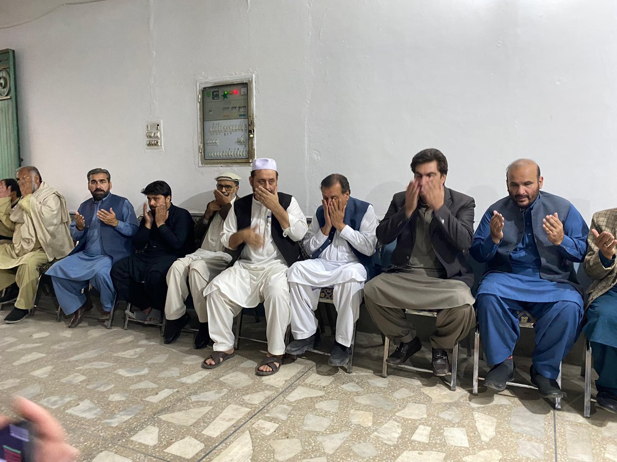 SyedMAliShah_'s tweet photo. پاکستان پیپلز پارٹی خیبرپختونخوا کے صوبائی صدر سید محمد علی شاہ باچا اور دیگر رہنماؤں نے #PK81 کے جنرل سیکرٹری سجاد خلیل کے والد کے انتقال پر ان کے گھر جا کر تعزیت کی۔ وفد میں سابق صوبائی صدر سید ظاہر علی شاہ، نعیم بخش ایڈووکیٹ، مصباح الدین، پیپلز ٹریڈ کے صوبائی کنوینئر نعیم بخش ایڈووکیٹ، صوبائی سینئر نائب صدر محمد ریاض خان، ممبر صوبائی کونسل محمد فیاض خان، ریاض کشمیری سمیت دیگر شامل تھے۔
رہنماؤں نے مرحوم کی مغفرت، بلند درجات اور اہل خانہ کے لیے صبرِ جمیل کی دعا کی۔ انہوں نے کہا کہ والدین کا بچھڑنا ناقابل تلافی نقصان ہے اور اس غم میں پیپلز پارٹی سجاد خلیل کے ساتھ ہے۔
اس موقع پر رہنماؤں نے مرحوم کی نیک سیرت اور ان کے خاندان کی خدمات کو خراج تحسین پیش کیا۔ انہوں نے اہل خانہ کو ہر ممکن تعاون کا یقین دلایا اور ان کے غم میں شریک ہونے کا اظہار کیا۔
#PPP #KhyberPakhtunkhwa