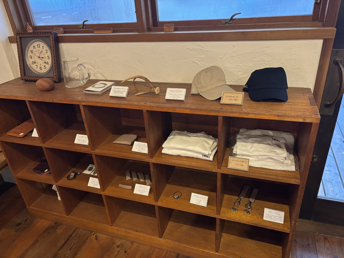 先程、リベシティマップ掲載の「1 ROOM COFFEE」でコーヒー＆バスクチーズケーキを堪能してきました😋☕️

塩胡椒をつけてのチーズケーキ！甘さとしょっぱさのバランスが最高😋
店内も、とても落ち着ける空間でした✨

「ariga-toさん」の作品も展示されていました✨