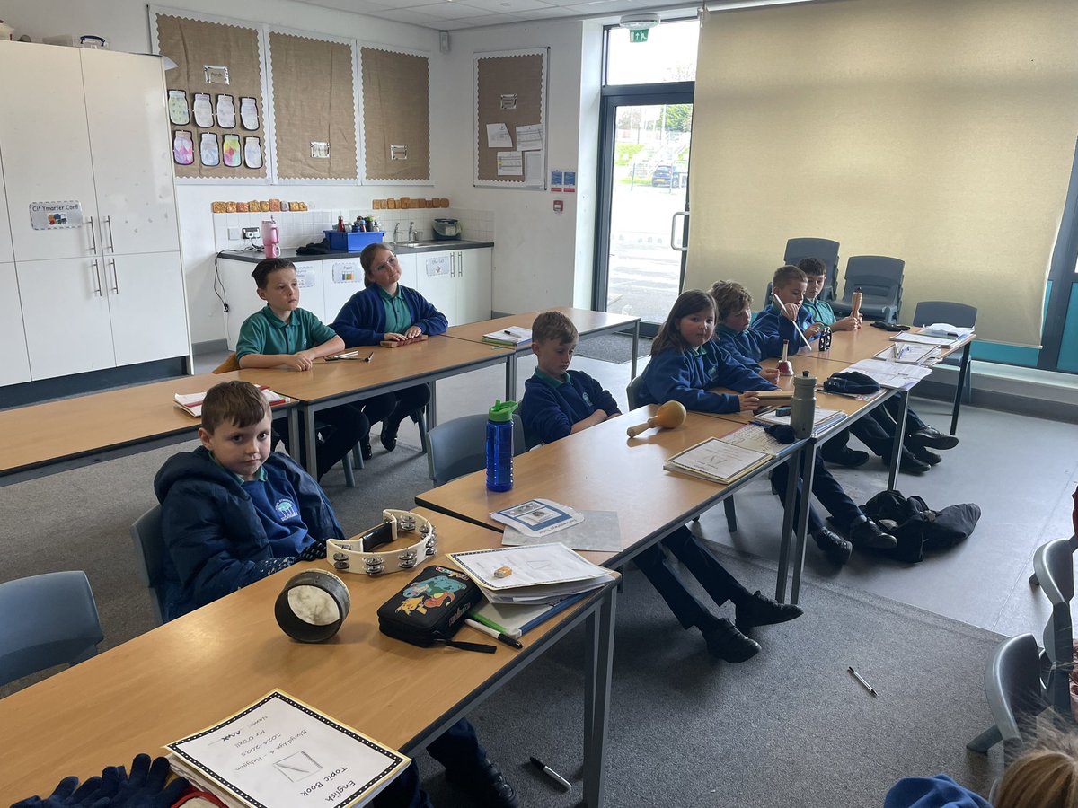 🥁Dyma ni wrth ein gwersi cerddoriarth wythnosol gan Mr Jones o’r uwchradd. Rhythm gwych!🎶
🥁Here we are at our weekly music lesson with Mr Jones from the secondary. Great rhythm!🎶