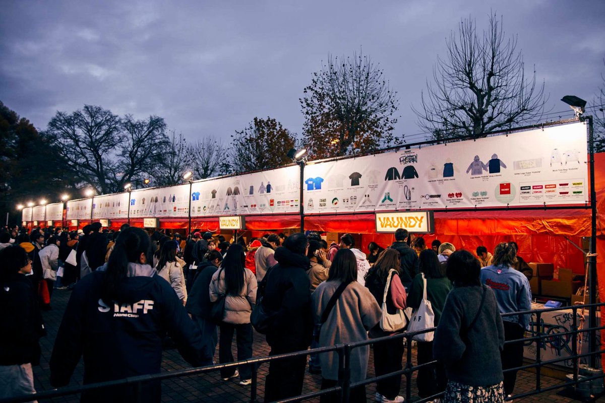 Vaundy_AWS's tweet photo. #Vaundy
one man live ARENA tour “FUSION”

OFFICIAL GOODS 販売中!!
▶ https://t.co/gzNCkP35Fc

◎ Produced / Photo by Vaundy

1万円以上ご購入のお客様に、
ショッピングバッグをプレゼント!!

※ただいまの時間整理券なしで購入いただけます。

#FUSION
#Vaundygoods https://t.co/EKKJX3vgXY