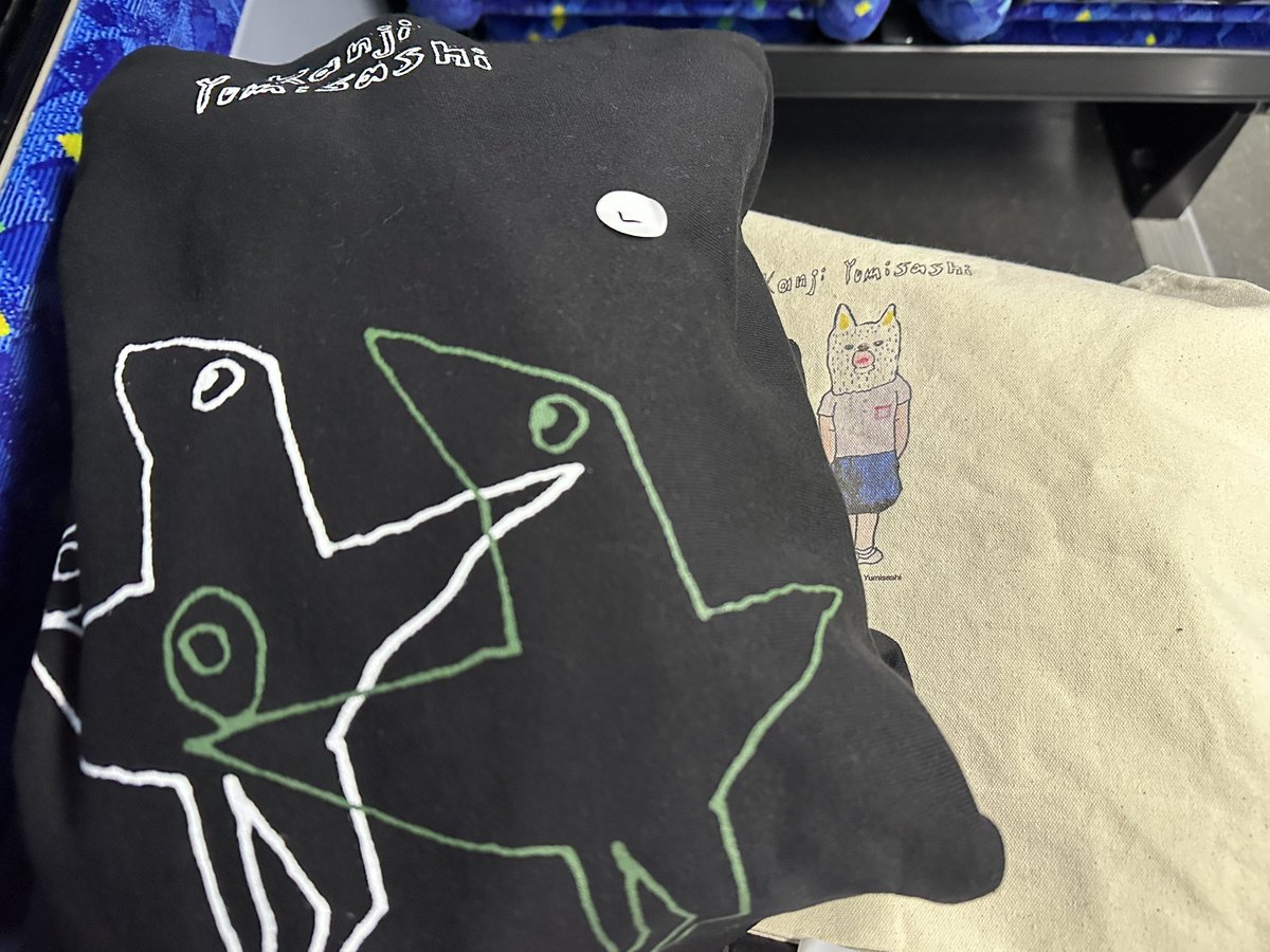 hommyone's tweet photo. 結局パーカーはMが売り切れのためLに。でもかわいいし、色がいい。ゲンロンの弓指バッグに入れて持ち帰る。
#南飛騨ArtDiscovery
#弓指寛治
#genron
#ゲンロン https://t.co/d5fPnyox6V