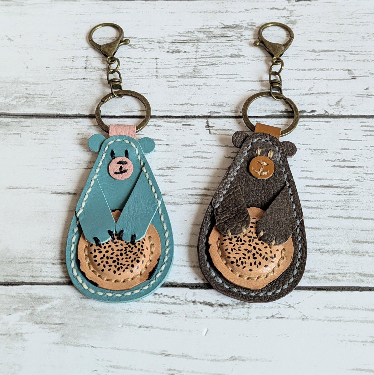 勤労感謝の日！
八戸市 八食センター内のBEILAB様へ
納品させていただきました！

南部せんべいシリーズ！
　がま口
　名刺入れ
　くまキーホルダー

よろしくお願いします🫶

そして
お知らせがあります　続く→