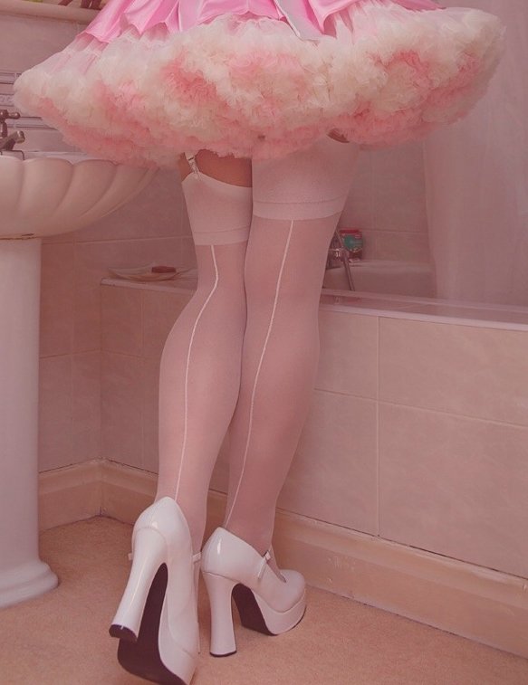 missprunella's tweet photo. Les #bas du jour sont des nylons blancs à couture.

#nylon #nylonfetısh #stockings #legs #heels #sissy 
© credit reserved to the author https://t.co/KFrkGVcsyy