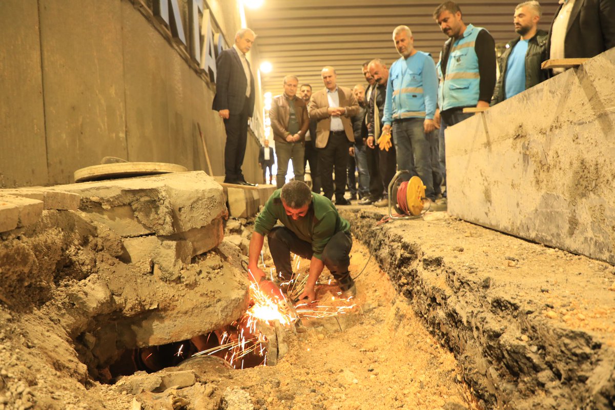 ŞUSKİ Genel Müdürümüz Emin İZOL, Abide köprülü kavşağı altgeçit kısmında ekiplerimizin, yaşanacak mağduriyetleri bertaraf etmek adına yağmur suyu menfezlerinin temizliği, tahrip olan ızgaraların değişimi için gerçekleştirdiği çalışmaları yerinde inceledi.