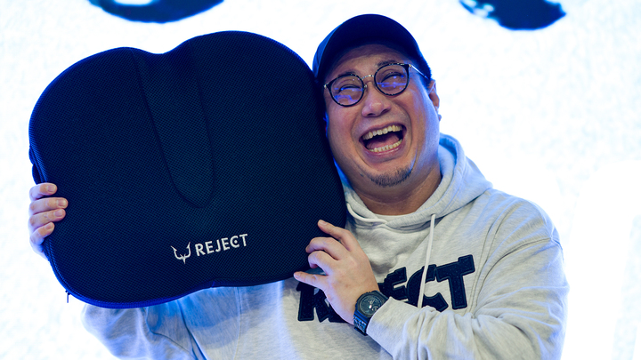 RC_REJECT's tweet photo. /
#REJECTクッション
発売開始!!
\
長い時間のゲームや、デスクワークによる腰への負担を軽減できます🙆
こく兄( @kokujind )にもプレゼント🎁
思わず笑顔になってしまう座り心地…☺️
詳細はこちらからチェック👀
https://t.co/V6KoV7k73H https://t.co/xHpGcUHJHj