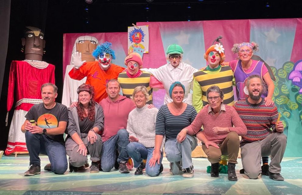 OSTIRALA IRITSI DA! Erandion bota dugu suziria eta herriko Euskaraldia Batzordea izan dugu lagun!
- Gaur larunbata Zizur Nagusiko frontoian (16:00/18:30).
- ⁠Bihar igandea Amurrioko kiroldegian (18:00).
Sarrerak eta infornazioa lehiatilan bertan eta katxiporreta.eus-en.