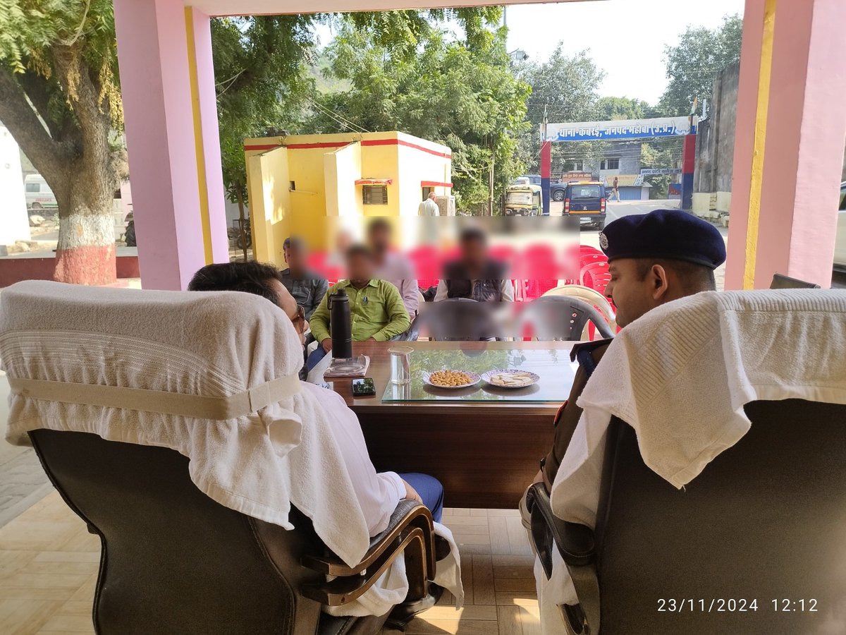 mahobapolice's tweet photo. #DM_MBA श्री मृदुल चौधरी व #SP_MBA श्री पलाश बंसल द्वारा थाना समाधान दिवस के अवसर पर जनपद महोबा के थाना कबरई व थाना खन्ना में मौजूद रहकर संयुक्त रूप से जनसमस्याओं की सुनवाई की गई।
🔸इस दौरान फरियादियों से संवाद कर उनकी शिकायतों को गम्भीरता पूर्वक सुना गया एवं शिकायत निस्तारण के प्रति उनको आश्वस्त करते हुए प्राप्त हुई जन शिकायतों का निस्तारण सुनिश्चित किए/कराए जाने के सम्बन्ध में सम्बन्धित पुलिस एवं राजस्व विभाग के अधि./कर्म. को मौके पर आवश्यक दिशा-निर्देश दिए गए।
#UPCM #UPPolice