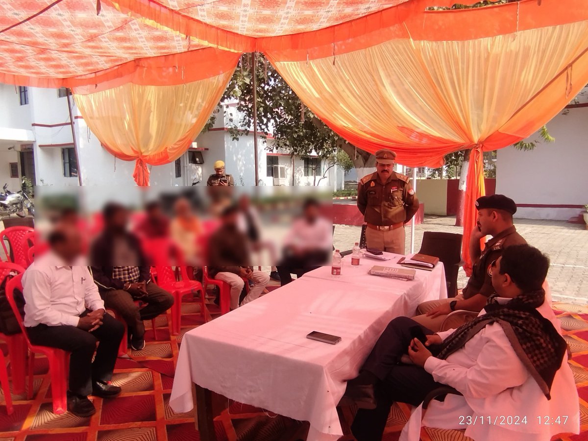 mahobapolice's tweet photo. #DM_MBA श्री मृदुल चौधरी व #SP_MBA श्री पलाश बंसल द्वारा थाना समाधान दिवस के अवसर पर जनपद महोबा के थाना कबरई व थाना खन्ना में मौजूद रहकर संयुक्त रूप से जनसमस्याओं की सुनवाई की गई।
🔸इस दौरान फरियादियों से संवाद कर उनकी शिकायतों को गम्भीरता पूर्वक सुना गया एवं शिकायत निस्तारण के प्रति उनको आश्वस्त करते हुए प्राप्त हुई जन शिकायतों का निस्तारण सुनिश्चित किए/कराए जाने के सम्बन्ध में सम्बन्धित पुलिस एवं राजस्व विभाग के अधि./कर्म. को मौके पर आवश्यक दिशा-निर्देश दिए गए।
#UPCM #UPPolice