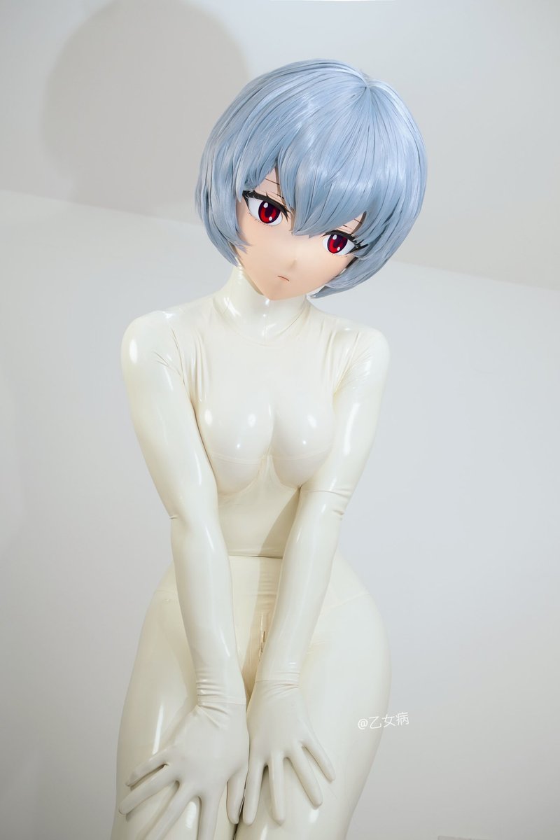 说一些对胶衣的主观看法
首先乳胶材质这种闪亮、贴身、弹力、触感很容易令人着迷，贴身感加光泽感紧致非常好的凸显身材曲线极易让人浮想联翩，而且诸上特性就很容易让人与恋物文化划等号。
所以我感觉很多acg人设也或多或少的有这种因素在里面，既然如此，那么请多来点！